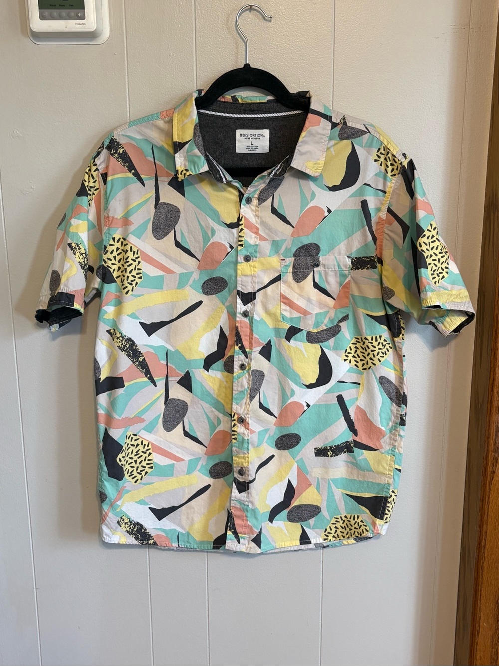 Distortion retro 80’s-90’s print button down short sleeve size L. EUC